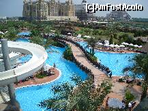 [P14] ...Piscina principală este destul de mare – cam 80 m lungime, 12 m lățime și 1,40 m adâncime - și șerpuiește printre o sumedenie de copaci și vegetație de tot felul... » foto by Utube
 - 
<span class="allrVoted glyphicon glyphicon-heart hidden" id="av133262"></span>
<a class="m-l-10 hidden" id="sv133262" onclick="voting_Foto_DelVot(,133262,173)" role="button">șterge vot <span class="glyphicon glyphicon-remove"></span></a>
<a id="v9133262" class=" c-red"  onclick="voting_Foto_SetVot(133262)" role="button"><span class="glyphicon glyphicon-heart-empty"></span> <b>LIKE</b> = Votează poza</a> <img class="hidden"  id="f133262W9" src="/imagini/loader.gif" border="0" /><span class="AjErrMes hidden" id="e133262ErM"></span>