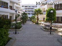 [P1x] imagine aleea principala printre bungalouri cu vedere la cladirea principala a hotelului » foto by fmarusteri
 - 
<span class="allrVoted glyphicon glyphicon-heart hidden" id="av11113"></span>
<a class="m-l-10 hidden" id="sv11113" onclick="voting_Foto_DelVot(,11113,2828)" role="button">șterge vot <span class="glyphicon glyphicon-remove"></span></a>
<a id="v911113" class=" c-red"  onclick="voting_Foto_SetVot(11113)" role="button"><span class="glyphicon glyphicon-heart-empty"></span> <b>LIKE</b> = Votează poza</a> <img class="hidden"  id="f11113W9" src="/imagini/loader.gif" border="0" /><span class="AjErrMes hidden" id="e11113ErM"></span>