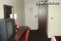 [P19] Camera cu usa de la intrare, dulapul, tv., masa, etc. de la hotelul Hem din Amsterdam » foto by ileanaxperta*
 - 
<span class="allrVoted glyphicon glyphicon-heart hidden" id="av173816"></span>
<a class="m-l-10 hidden" id="sv173816" onclick="voting_Foto_DelVot(,173816,3270)" role="button">șterge vot <span class="glyphicon glyphicon-remove"></span></a>
<a id="v9173816" class=" c-red"  onclick="voting_Foto_SetVot(173816)" role="button"><span class="glyphicon glyphicon-heart-empty"></span> <b>LIKE</b> = Votează poza</a> <img class="hidden"  id="f173816W9" src="/imagini/loader.gif" border="0" /><span class="AjErrMes hidden" id="e173816ErM"></span>
