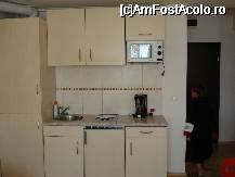 [P04] zona de gatit complet utilata: plita vitroceramica, cuptor microunde, filtru cafea, mini-frigider, vesela, tacamuri, oale, iar in dulapul din stanga este centrala termica de care spuneam » foto by mirelab
 - 
<span class="allrVoted glyphicon glyphicon-heart hidden" id="av18328"></span>
<a class="m-l-10 hidden" id="sv18328" onclick="voting_Foto_DelVot(,18328,3390)" role="button">șterge vot <span class="glyphicon glyphicon-remove"></span></a>
<a id="v918328" class=" c-red"  onclick="voting_Foto_SetVot(18328)" role="button"><span class="glyphicon glyphicon-heart-empty"></span> <b>LIKE</b> = Votează poza</a> <img class="hidden"  id="f18328W9" src="/imagini/loader.gif" border="0" /><span class="AjErrMes hidden" id="e18328ErM"></span>