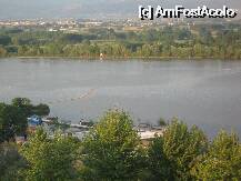 [P02] vedere tot de pe balconul camerei spre pontonul de unde se ia barca pt plimbarea pe lac » foto by theophillina
 - 
<span class="allrVoted glyphicon glyphicon-heart hidden" id="av18869"></span>
<a class="m-l-10 hidden" id="sv18869" onclick="voting_Foto_DelVot(,18869,3428)" role="button">șterge vot <span class="glyphicon glyphicon-remove"></span></a>
<a id="v918869" class=" c-red"  onclick="voting_Foto_SetVot(18869)" role="button"><span class="glyphicon glyphicon-heart-empty"></span> <b>LIKE</b> = Votează poza</a> <img class="hidden"  id="f18869W9" src="/imagini/loader.gif" border="0" /><span class="AjErrMes hidden" id="e18869ErM"></span>
