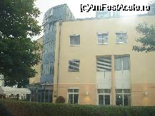 [P01] Hotelul din lateral. Parcarea se afla intre cladire si gardul viu » foto by ancabanu
 - 
<span class="allrVoted glyphicon glyphicon-heart hidden" id="av28079"></span>
<a class="m-l-10 hidden" id="sv28079" onclick="voting_Foto_DelVot(,28079,3915)" role="button">șterge vot <span class="glyphicon glyphicon-remove"></span></a>
<a id="v928079" class=" c-red"  onclick="voting_Foto_SetVot(28079)" role="button"><span class="glyphicon glyphicon-heart-empty"></span> <b>LIKE</b> = Votează poza</a> <img class="hidden"  id="f28079W9" src="/imagini/loader.gif" border="0" /><span class="AjErrMes hidden" id="e28079ErM"></span>