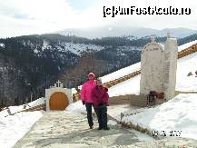 [P09] In curtea schitului din statiunea Straja; in spate este un tunel din piatra... » foto by ileanaxperta*
 - 
<span class="allrVoted glyphicon glyphicon-heart hidden" id="av36283"></span>
<a class="m-l-10 hidden" id="sv36283" onclick="voting_Foto_DelVot(,36283,4283)" role="button">șterge vot <span class="glyphicon glyphicon-remove"></span></a>
<a id="v936283" class=" c-red"  onclick="voting_Foto_SetVot(36283)" role="button"><span class="glyphicon glyphicon-heart-empty"></span> <b>LIKE</b> = Votează poza</a> <img class="hidden"  id="f36283W9" src="/imagini/loader.gif" border="0" /><span class="AjErrMes hidden" id="e36283ErM"></span>