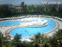 [P5x] in dreapta hotelului [cum privesti catre mare] - piscina RELAX, cu liniste [dupa cum ii spune si numele], desi in stanga [nu se vede in poza] este si o piscina mica pentru copii mici; celalt grup de piscine e chiar in fata hotelului, cu animatori, muzica si jocuri toata ziua. Toboganele sunt undeva separat, intre cele doua grupuri, si au fiecare bazinul lui de cadere [sunt doua grupuri de tobogane a cate 2 bucati] » foto by tm67bru
 - 
<span class="allrVoted glyphicon glyphicon-heart hidden" id="av63"></span>
<a class="m-l-10 hidden" id="sv63" onclick="voting_Foto_DelVot(,63,1)" role="button">șterge vot <span class="glyphicon glyphicon-remove"></span></a>
<a id="v963" class=" c-red"  onclick="voting_Foto_SetVot(63)" role="button"><span class="glyphicon glyphicon-heart-empty"></span> <b>LIKE</b> = Votează poza</a> <img class="hidden"  id="f63W9" src="/imagini/loader.gif" border="0" /><span class="AjErrMes hidden" id="e63ErM"></span>
