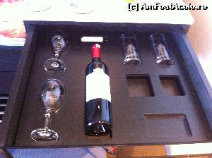 [P04] Sticla de vin rosu primita la sosire din partea hotelului.  » foto by Radu Sofia
 - 
<span class="allrVoted glyphicon glyphicon-heart hidden" id="av663332"></span>
<a class="m-l-10 hidden" id="sv663332" onclick="voting_Foto_DelVot(,663332,10)" role="button">șterge vot <span class="glyphicon glyphicon-remove"></span></a>
<a id="v9663332" class=" c-red"  onclick="voting_Foto_SetVot(663332)" role="button"><span class="glyphicon glyphicon-heart-empty"></span> <b>LIKE</b> = Votează poza</a> <img class="hidden"  id="f663332W9" src="/imagini/loader.gif" border="0" /><span class="AjErrMes hidden" id="e663332ErM"></span>