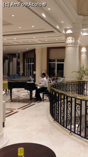 [P10] Seara un pianist canta in lobby piese clasice » foto by ioana74
 - 
<span class="allrVoted glyphicon glyphicon-heart hidden" id="av903018"></span>
<a class="m-l-10 hidden" id="sv903018" onclick="voting_Foto_DelVot(,903018,10)" role="button">șterge vot <span class="glyphicon glyphicon-remove"></span></a>
<a id="v9903018" class=" c-red"  onclick="voting_Foto_SetVot(903018)" role="button"><span class="glyphicon glyphicon-heart-empty"></span> <b>LIKE</b> = Votează poza</a> <img class="hidden"  id="f903018W9" src="/imagini/loader.gif" border="0" /><span class="AjErrMes hidden" id="e903018ErM"></span>