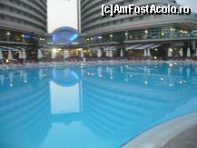 [P12] Hotelul reflectandu-se in apa piscinei. Lumina albastruie din mijloc reprezinta loby-ul hotelului Miracle. » foto by amota
 - 
<span class="allrVoted glyphicon glyphicon-heart hidden" id="av168168"></span>
<a class="m-l-10 hidden" id="sv168168" onclick="voting_Foto_DelVot(,168168,16)" role="button">șterge vot <span class="glyphicon glyphicon-remove"></span></a>
<a id="v9168168" class=" c-red"  onclick="voting_Foto_SetVot(168168)" role="button"><span class="glyphicon glyphicon-heart-empty"></span> <b>LIKE</b> = Votează poza</a> <img class="hidden"  id="f168168W9" src="/imagini/loader.gif" border="0" /><span class="AjErrMes hidden" id="e168168ErM"></span>