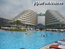 [P07] In poza se observa insula din mijlocul piscinei, precum si podul care leaga aceasta insula de mal. » foto by amota
 - 
<span class="allrVoted glyphicon glyphicon-heart hidden" id="av168161"></span>
<a class="m-l-10 hidden" id="sv168161" onclick="voting_Foto_DelVot(,168161,16)" role="button">șterge vot <span class="glyphicon glyphicon-remove"></span></a>
<a id="v9168161" class=" c-red"  onclick="voting_Foto_SetVot(168161)" role="button"><span class="glyphicon glyphicon-heart-empty"></span> <b>LIKE</b> = Votează poza</a> <img class="hidden"  id="f168161W9" src="/imagini/loader.gif" border="0" /><span class="AjErrMes hidden" id="e168161ErM"></span>