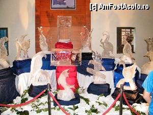 [P24] figurine din gheata la intrarea la masa » foto by cm
 - 
<span class="allrVoted glyphicon glyphicon-heart hidden" id="av360810"></span>
<a class="m-l-10 hidden" id="sv360810" onclick="voting_Foto_DelVot(,360810,16)" role="button">șterge vot <span class="glyphicon glyphicon-remove"></span></a>
<a id="v9360810" class=" c-red"  onclick="voting_Foto_SetVot(360810)" role="button"><span class="glyphicon glyphicon-heart-empty"></span> <b>LIKE</b> = Votează poza</a> <img class="hidden"  id="f360810W9" src="/imagini/loader.gif" border="0" /><span class="AjErrMes hidden" id="e360810ErM"></span>