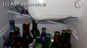 [P06] Frigiderul nostru atunci primit, cu sticle desfăcute de vin și bere în el lăsate de ceilalti locatari si firul mare de par de sus, nu stiu daca se vede aici, in poza originala se vede clar. » foto by toni80
 - 
<span class="allrVoted glyphicon glyphicon-heart hidden" id="av942891"></span>
<a class="m-l-10 hidden" id="sv942891" onclick="voting_Foto_DelVot(,942891,175)" role="button">șterge vot <span class="glyphicon glyphicon-remove"></span></a>
<a id="v9942891" class=" c-red"  onclick="voting_Foto_SetVot(942891)" role="button"><span class="glyphicon glyphicon-heart-empty"></span> <b>LIKE</b> = Votează poza</a> <img class="hidden"  id="f942891W9" src="/imagini/loader.gif" border="0" /><span class="AjErrMes hidden" id="e942891ErM"></span>