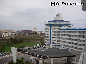 [P01] Intrarea la hotel vazut din camera noastra.  » foto by velker tiberiu
 - 
<span class="allrVoted glyphicon glyphicon-heart hidden" id="av366100"></span>
<a class="m-l-10 hidden" id="sv366100" onclick="voting_Foto_DelVot(,366100,175)" role="button">șterge vot <span class="glyphicon glyphicon-remove"></span></a>
<a id="v9366100" class=" c-red"  onclick="voting_Foto_SetVot(366100)" role="button"><span class="glyphicon glyphicon-heart-empty"></span> <b>LIKE</b> = Votează poza</a> <img class="hidden"  id="f366100W9" src="/imagini/loader.gif" border="0" /><span class="AjErrMes hidden" id="e366100ErM"></span>