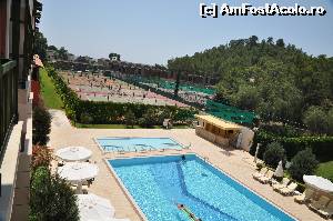 [P09] Vedere din camera asupra piscinei si a terenurilor de tenis si fotbal » foto by Catzus
 - 
<span class="allrVoted glyphicon glyphicon-heart hidden" id="av527701"></span>
<a class="m-l-10 hidden" id="sv527701" onclick="voting_Foto_DelVot(,527701,184)" role="button">șterge vot <span class="glyphicon glyphicon-remove"></span></a>
<a id="v9527701" class=" c-red"  onclick="voting_Foto_SetVot(527701)" role="button"><span class="glyphicon glyphicon-heart-empty"></span> <b>LIKE</b> = Votează poza</a> <img class="hidden"  id="f527701W9" src="/imagini/loader.gif" border="0" /><span class="AjErrMes hidden" id="e527701ErM"></span>