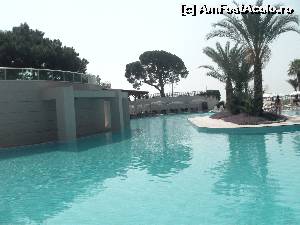 [P17] Alt unghi al piscinei. În stânga, în spatele acelui zid, este barul.  » foto by cloverina
 - 
<span class="allrVoted glyphicon glyphicon-heart hidden" id="av650229"></span>
<a class="m-l-10 hidden" id="sv650229" onclick="voting_Foto_DelVot(,650229,187)" role="button">șterge vot <span class="glyphicon glyphicon-remove"></span></a>
<a id="v9650229" class=" c-red"  onclick="voting_Foto_SetVot(650229)" role="button"><span class="glyphicon glyphicon-heart-empty"></span> <b>LIKE</b> = Votează poza</a> <img class="hidden"  id="f650229W9" src="/imagini/loader.gif" border="0" /><span class="AjErrMes hidden" id="e650229ErM"></span>