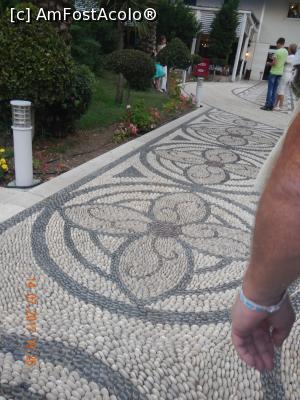 [P20] Alee circulara la intrarea in hotel dinspre plaja. A se analiza si vedea ca sunt pietre ovale puse in picioare si cimentate. Cata migala si cata munca!  » foto by rora
 - 
<span class="allrVoted glyphicon glyphicon-heart hidden" id="av879323"></span>
<a class="m-l-10 hidden" id="sv879323" onclick="voting_Foto_DelVot(,879323,198)" role="button">șterge vot <span class="glyphicon glyphicon-remove"></span></a>
<a id="v9879323" class=" c-red"  onclick="voting_Foto_SetVot(879323)" role="button"><span class="glyphicon glyphicon-heart-empty"></span> <b>LIKE</b> = Votează poza</a> <img class="hidden"  id="f879323W9" src="/imagini/loader.gif" border="0" /><span class="AjErrMes hidden" id="e879323ErM"></span>