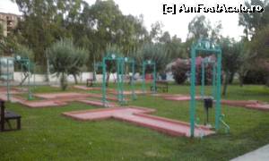 [P13] Zona de golf, unde seara turistii se relaxau, doar o pisica cu puii venea si se aseza pe margine urmarind cu interes bila, cand nu se mai misca sarea pe ea si ii muta locul.  » foto by Lisa
 - 
<span class="allrVoted glyphicon glyphicon-heart hidden" id="av639297"></span>
<a class="m-l-10 hidden" id="sv639297" onclick="voting_Foto_DelVot(,639297,225)" role="button">șterge vot <span class="glyphicon glyphicon-remove"></span></a>
<a id="v9639297" class=" c-red"  onclick="voting_Foto_SetVot(639297)" role="button"><span class="glyphicon glyphicon-heart-empty"></span> <b>LIKE</b> = Votează poza</a> <img class="hidden"  id="f639297W9" src="/imagini/loader.gif" border="0" /><span class="AjErrMes hidden" id="e639297ErM"></span>