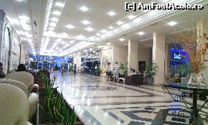 [P10] Imagine din lobby. Aici se gaseau numeroase spatii de recreere, unde puteai savura un suc, o cahea sau o prajitura, si terminand cu jod de carti, table, remy sau sa imprumuti o carte si sa citesti in timpul liber. Au carti in bibloteca chiar si in romana.  » foto by bullet123*
 - 
<span class="allrVoted glyphicon glyphicon-heart hidden" id="av630278"></span>
<a class="m-l-10 hidden" id="sv630278" onclick="voting_Foto_DelVot(,630278,226)" role="button">șterge vot <span class="glyphicon glyphicon-remove"></span></a>
<a id="v9630278" class=" c-red"  onclick="voting_Foto_SetVot(630278)" role="button"><span class="glyphicon glyphicon-heart-empty"></span> <b>LIKE</b> = Votează poza</a> <img class="hidden"  id="f630278W9" src="/imagini/loader.gif" border="0" /><span class="AjErrMes hidden" id="e630278ErM"></span>