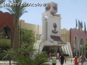 [P01] Intrarea, de pe Hurghada Promenade, in Grand Hotel Hurghada (4 stele). Observati si " omul semafor" , care opreste circulatia vehicolelor, pentru a traversa un grup de pietoni.  » foto by dorgo
 - 
<span class="allrVoted glyphicon glyphicon-heart hidden" id="av1072426"></span>
<a class="m-l-10 hidden" id="sv1072426" onclick="voting_Foto_DelVot(,1072426,24)" role="button">șterge vot <span class="glyphicon glyphicon-remove"></span></a>
<a id="v91072426" class=" c-red"  onclick="voting_Foto_SetVot(1072426)" role="button"><span class="glyphicon glyphicon-heart-empty"></span> <b>LIKE</b> = Votează poza</a> <img class="hidden"  id="f1072426W9" src="/imagini/loader.gif" border="0" /><span class="AjErrMes hidden" id="e1072426ErM"></span>