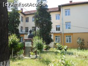 [P10] Moldova Nouă - Școala Gimnazială " Alexandru Moisi" și bustul lui Mihai Eminescu.  » foto by iulianic
 - 
<span class="allrVoted glyphicon glyphicon-heart hidden" id="av1105936"></span>
<a class="m-l-10 hidden" id="sv1105936" onclick="voting_Foto_DelVot(,1105936,29)" role="button">șterge vot <span class="glyphicon glyphicon-remove"></span></a>
<a id="v91105936" class=" c-red"  onclick="voting_Foto_SetVot(1105936)" role="button"><span class="glyphicon glyphicon-heart-empty"></span> <b>LIKE</b> = Votează poza</a> <img class="hidden"  id="f1105936W9" src="/imagini/loader.gif" border="0" /><span class="AjErrMes hidden" id="e1105936ErM"></span>