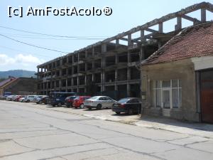 [P12] Moldova Nouă - În fața primăriei, un schelet de beton armat.  » foto by iulianic
 - 
<span class="allrVoted glyphicon glyphicon-heart hidden" id="av1105938"></span>
<a class="m-l-10 hidden" id="sv1105938" onclick="voting_Foto_DelVot(,1105938,29)" role="button">șterge vot <span class="glyphicon glyphicon-remove"></span></a>
<a id="v91105938" class=" c-red"  onclick="voting_Foto_SetVot(1105938)" role="button"><span class="glyphicon glyphicon-heart-empty"></span> <b>LIKE</b> = Votează poza</a> <img class="hidden"  id="f1105938W9" src="/imagini/loader.gif" border="0" /><span class="AjErrMes hidden" id="e1105938ErM"></span>