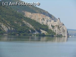 [P21] Moldova Nouă - Din apropiere de Coronini, pe malul sârbesc se zărește Cetatea Golubac.  » foto by iulianic
 - 
<span class="allrVoted glyphicon glyphicon-heart hidden" id="av1105947"></span>
<a class="m-l-10 hidden" id="sv1105947" onclick="voting_Foto_DelVot(,1105947,29)" role="button">șterge vot <span class="glyphicon glyphicon-remove"></span></a>
<a id="v91105947" class=" c-red"  onclick="voting_Foto_SetVot(1105947)" role="button"><span class="glyphicon glyphicon-heart-empty"></span> <b>LIKE</b> = Votează poza</a> <img class="hidden"  id="f1105947W9" src="/imagini/loader.gif" border="0" /><span class="AjErrMes hidden" id="e1105947ErM"></span>
