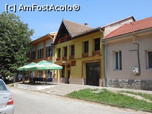 [P06] Moldova Nouă - În centru, un bar-cafenea.  » foto by iulianic
 - 
<span class="allrVoted glyphicon glyphicon-heart hidden" id="av1105931"></span>
<a class="m-l-10 hidden" id="sv1105931" onclick="voting_Foto_DelVot(,1105931,29)" role="button">șterge vot <span class="glyphicon glyphicon-remove"></span></a>
<a id="v91105931" class=" c-red"  onclick="voting_Foto_SetVot(1105931)" role="button"><span class="glyphicon glyphicon-heart-empty"></span> <b>LIKE</b> = Votează poza</a> <img class="hidden"  id="f1105931W9" src="/imagini/loader.gif" border="0" /><span class="AjErrMes hidden" id="e1105931ErM"></span>