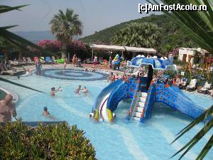 [P14] Piscina cu caracatita, in fundal se vad elefantei si leaganele.  » foto by viviv
 - 
<span class="allrVoted glyphicon glyphicon-heart hidden" id="av592706"></span>
<a class="m-l-10 hidden" id="sv592706" onclick="voting_Foto_DelVot(,592706,309)" role="button">șterge vot <span class="glyphicon glyphicon-remove"></span></a>
<a id="v9592706" class=" c-red"  onclick="voting_Foto_SetVot(592706)" role="button"><span class="glyphicon glyphicon-heart-empty"></span> <b>LIKE</b> = Votează poza</a> <img class="hidden"  id="f592706W9" src="/imagini/loader.gif" border="0" /><span class="AjErrMes hidden" id="e592706ErM"></span>