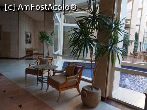 [P25] Zone de relaxare în lobby. Dincolo de geam, este patio. » foto by maryka
 - 
<span class="allrVoted glyphicon glyphicon-heart hidden" id="av1221614"></span>
<a class="m-l-10 hidden" id="sv1221614" onclick="voting_Foto_DelVot(,1221614,31)" role="button">șterge vot <span class="glyphicon glyphicon-remove"></span></a>
<a id="v91221614" class=" c-red"  onclick="voting_Foto_SetVot(1221614)" role="button"><span class="glyphicon glyphicon-heart-empty"></span> <b>LIKE</b> = Votează poza</a> <img class="hidden"  id="f1221614W9" src="/imagini/loader.gif" border="0" /><span class="AjErrMes hidden" id="e1221614ErM"></span>