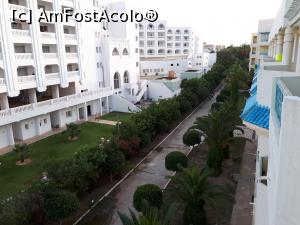 [P15] Vedere din balcon în partea dreaptă. Aleia plină cu vegetație și hotelul vecin.  » foto by marsus
 - 
<span class="allrVoted glyphicon glyphicon-heart hidden" id="av1010556"></span>
<a class="m-l-10 hidden" id="sv1010556" onclick="voting_Foto_DelVot(,1010556,324)" role="button">șterge vot <span class="glyphicon glyphicon-remove"></span></a>
<a id="v91010556" class=" c-red"  onclick="voting_Foto_SetVot(1010556)" role="button"><span class="glyphicon glyphicon-heart-empty"></span> <b>LIKE</b> = Votează poza</a> <img class="hidden"  id="f1010556W9" src="/imagini/loader.gif" border="0" /><span class="AjErrMes hidden" id="e1010556ErM"></span>