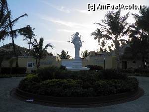[P52] statuie la capatul aleei Turquesa » foto by barbu minel
 - 
<span class="allrVoted glyphicon glyphicon-heart hidden" id="av337968"></span>
<a class="m-l-10 hidden" id="sv337968" onclick="voting_Foto_DelVot(,337968,337)" role="button">șterge vot <span class="glyphicon glyphicon-remove"></span></a>
<a id="v9337968" class=" c-red"  onclick="voting_Foto_SetVot(337968)" role="button"><span class="glyphicon glyphicon-heart-empty"></span> <b>LIKE</b> = Votează poza</a> <img class="hidden"  id="f337968W9" src="/imagini/loader.gif" border="0" /><span class="AjErrMes hidden" id="e337968ErM"></span>
