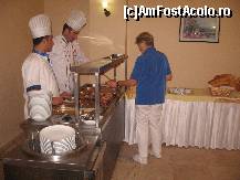 [P02] locul unde se servea mancare calda...
in imagine apar si doi dintre bucatarii restaurantului...
foarte amabili » foto by A.E.N
 - 
<span class="allrVoted glyphicon glyphicon-heart hidden" id="av156742"></span>
<a class="m-l-10 hidden" id="sv156742" onclick="voting_Foto_DelVot(,156742,359)" role="button">șterge vot <span class="glyphicon glyphicon-remove"></span></a>
<a id="v9156742" class=" c-red"  onclick="voting_Foto_SetVot(156742)" role="button"><span class="glyphicon glyphicon-heart-empty"></span> <b>LIKE</b> = Votează poza</a> <img class="hidden"  id="f156742W9" src="/imagini/loader.gif" border="0" /><span class="AjErrMes hidden" id="e156742ErM"></span>