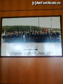 [P03] Aceasta este poza comemorativă a Summit-ului European din iunie 2003... Ea se află la recepţie, pe un perete, aşezată cam dosnic... » foto by Aeerdna*
 - 
<span class="allrVoted glyphicon glyphicon-heart hidden" id="av247362"></span>
<a class="m-l-10 hidden" id="sv247362" onclick="voting_Foto_DelVot(,247362,374)" role="button">șterge vot <span class="glyphicon glyphicon-remove"></span></a>
<a id="v9247362" class=" c-red"  onclick="voting_Foto_SetVot(247362)" role="button"><span class="glyphicon glyphicon-heart-empty"></span> <b>LIKE</b> = Votează poza</a> <img class="hidden"  id="f247362W9" src="/imagini/loader.gif" border="0" /><span class="AjErrMes hidden" id="e247362ErM"></span>