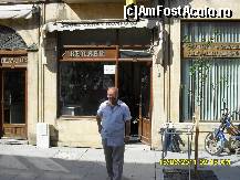 [P41] una din multele frizerii, el este frizerul, a zambit cand a vazut ca il fotografiez, afara are intinse prosoape la uscat » foto by adryana
 - 
<span class="allrVoted glyphicon glyphicon-heart hidden" id="av215878"></span>
<a class="m-l-10 hidden" id="sv215878" onclick="voting_Foto_DelVot(,215878,377)" role="button">șterge vot <span class="glyphicon glyphicon-remove"></span></a>
<a id="v9215878" class=" c-red"  onclick="voting_Foto_SetVot(215878)" role="button"><span class="glyphicon glyphicon-heart-empty"></span> <b>LIKE</b> = Votează poza</a> <img class="hidden"  id="f215878W9" src="/imagini/loader.gif" border="0" /><span class="AjErrMes hidden" id="e215878ErM"></span>
