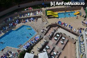 [P04] vedere generala ion spatele hotelului. in fiecare dimineata erau 4 animatori care se ocupau de clienti. unu se ocupa de aerobic, unul juca volei si alte sporturi impreuna c u clientii, o fata se ocupa de copiii mici, deci puteai sa stai linistit la piscina fara grija copilului.  » foto by cosmin_oprisor
 - 
<span class="allrVoted glyphicon glyphicon-heart hidden" id="av456250"></span>
<a class="m-l-10 hidden" id="sv456250" onclick="voting_Foto_DelVot(,456250,387)" role="button">șterge vot <span class="glyphicon glyphicon-remove"></span></a>
<a id="v9456250" class=" c-red"  onclick="voting_Foto_SetVot(456250)" role="button"><span class="glyphicon glyphicon-heart-empty"></span> <b>LIKE</b> = Votează poza</a> <img class="hidden"  id="f456250W9" src="/imagini/loader.gif" border="0" /><span class="AjErrMes hidden" id="e456250ErM"></span>