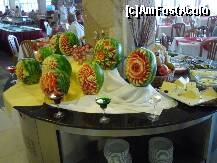 [P17] Hotel Gergana, expoziţia de pepeni sculptaţi. În spatele acestora, la cină, era platoul cu brânzeturi 'fine' şi toate ingredientele necesare asezonării salatei (sau chiar a mâncării). » foto by Dragoș_MD
 - 
<span class="allrVoted glyphicon glyphicon-heart hidden" id="av232189"></span>
<a class="m-l-10 hidden" id="sv232189" onclick="voting_Foto_DelVot(,232189,404)" role="button">șterge vot <span class="glyphicon glyphicon-remove"></span></a>
<a id="v9232189" class=" c-red"  onclick="voting_Foto_SetVot(232189)" role="button"><span class="glyphicon glyphicon-heart-empty"></span> <b>LIKE</b> = Votează poza</a> <img class="hidden"  id="f232189W9" src="/imagini/loader.gif" border="0" /><span class="AjErrMes hidden" id="e232189ErM"></span>