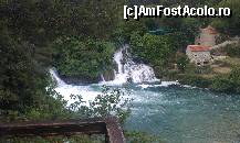 [P05] Cascada Skradinski buk, văzută de pe unul din punctele de belvedere ale traseului. Parcul Krka, Sibenik, Croaţia. » foto by traian.leuca †
 - 
<span class="allrVoted glyphicon glyphicon-heart hidden" id="av464011"></span>
<a class="m-l-10 hidden" id="sv464011" onclick="voting_Foto_DelVot(,464011,413)" role="button">șterge vot <span class="glyphicon glyphicon-remove"></span></a>
<a id="v9464011" class=" c-red"  onclick="voting_Foto_SetVot(464011)" role="button"><span class="glyphicon glyphicon-heart-empty"></span> <b>LIKE</b> = Votează poza</a> <img class="hidden"  id="f464011W9" src="/imagini/loader.gif" border="0" /><span class="AjErrMes hidden" id="e464011ErM"></span>