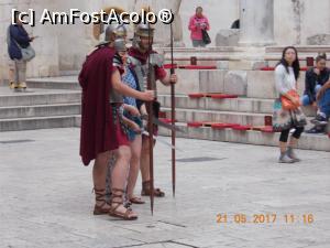 [P05] O poză cu gardienii este gratis dar nu refuză un dar de la turiști!  » foto by elviramvio
 - 
<span class="allrVoted glyphicon glyphicon-heart hidden" id="av886488"></span>
<a class="m-l-10 hidden" id="sv886488" onclick="voting_Foto_DelVot(,886488,415)" role="button">șterge vot <span class="glyphicon glyphicon-remove"></span></a>
<a id="v9886488" class=" c-red"  onclick="voting_Foto_SetVot(886488)" role="button"><span class="glyphicon glyphicon-heart-empty"></span> <b>LIKE</b> = Votează poza</a> <img class="hidden"  id="f886488W9" src="/imagini/loader.gif" border="0" /><span class="AjErrMes hidden" id="e886488ErM"></span>