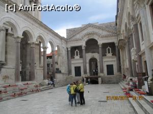[P06] Peristilul, în față locuința împăratului și pivnițele, stânga fostul mausoleu și în dreapta o latură a templului kui Jupiter ocupată de o cafenea.  » foto by elviramvio
 - 
<span class="allrVoted glyphicon glyphicon-heart hidden" id="av886492"></span>
<a class="m-l-10 hidden" id="sv886492" onclick="voting_Foto_DelVot(,886492,415)" role="button">șterge vot <span class="glyphicon glyphicon-remove"></span></a>
<a id="v9886492" class=" c-red"  onclick="voting_Foto_SetVot(886492)" role="button"><span class="glyphicon glyphicon-heart-empty"></span> <b>LIKE</b> = Votează poza</a> <img class="hidden"  id="f886492W9" src="/imagini/loader.gif" border="0" /><span class="AjErrMes hidden" id="e886492ErM"></span>