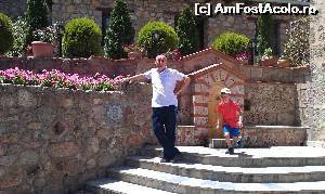 [P13] În grădina mănăstirii <strong>Marele Meteor</strong> de la<strong>Complexul de mănăstiri Meteora</strong>, Grecia.  » foto by traian.leuca †
 - 
<span class="allrVoted glyphicon glyphicon-heart hidden" id="av567794"></span>
<a class="m-l-10 hidden" id="sv567794" onclick="voting_Foto_DelVot(,567794,430)" role="button">șterge vot <span class="glyphicon glyphicon-remove"></span></a>
<a id="v9567794" class=" c-red"  onclick="voting_Foto_SetVot(567794)" role="button"><span class="glyphicon glyphicon-heart-empty"></span> <b>LIKE</b> = Votează poza</a> <img class="hidden"  id="f567794W9" src="/imagini/loader.gif" border="0" /><span class="AjErrMes hidden" id="e567794ErM"></span>
