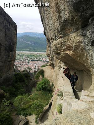 [P27] Drumul săpat în stâncă spre Mânăstirea Sf. Treime; în plan îndepărtat, Kalambaka » foto by crismis
 - 
<span class="allrVoted glyphicon glyphicon-heart hidden" id="av1079237"></span>
<a class="m-l-10 hidden" id="sv1079237" onclick="voting_Foto_DelVot(,1079237,430)" role="button">șterge vot <span class="glyphicon glyphicon-remove"></span></a>
<a id="v91079237" class=" c-red"  onclick="voting_Foto_SetVot(1079237)" role="button"><span class="glyphicon glyphicon-heart-empty"></span> <b>LIKE</b> = Votează poza</a> <img class="hidden"  id="f1079237W9" src="/imagini/loader.gif" border="0" /><span class="AjErrMes hidden" id="e1079237ErM"></span>