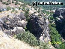 [P05] Meteora-urcand spre manastirea Varlaam.Se pot observa cate autocare sunt parcate pe drumul pe care am urcat. » foto by adryana
 - 
<span class="allrVoted glyphicon glyphicon-heart hidden" id="av299499"></span>
<a class="m-l-10 hidden" id="sv299499" onclick="voting_Foto_DelVot(,299499,430)" role="button">șterge vot <span class="glyphicon glyphicon-remove"></span></a>
<a id="v9299499" class=" c-red"  onclick="voting_Foto_SetVot(299499)" role="button"><span class="glyphicon glyphicon-heart-empty"></span> <b>LIKE</b> = Votează poza</a> <img class="hidden"  id="f299499W9" src="/imagini/loader.gif" border="0" /><span class="AjErrMes hidden" id="e299499ErM"></span>