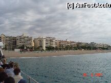 [P05] In aceasta foto luata de pe vaporul de Tossa hotelul este cladirea de la marginea din stinga. Lipit de el, la stinga, era un aparthotel, iar 3 cladiri la dreapta (aproape vizavi de gara) era hotelul Aqua Promenade, de 3 stele (care avea o terasa mai mare decit Pineda Palace, situata in spatele hotelului, cu o piscina ceva mai mare, masa de ping-pong si loc de joaca). Acestea sunt singurele posibilitati de cazare linga plaja. » foto by abancor
 - 
<span class="allrVoted glyphicon glyphicon-heart hidden" id="av677"></span>
<a class="m-l-10 hidden" id="sv677" onclick="voting_Foto_DelVot(,677,433)" role="button">șterge vot <span class="glyphicon glyphicon-remove"></span></a>
<a id="v9677" class=" c-red"  onclick="voting_Foto_SetVot(677)" role="button"><span class="glyphicon glyphicon-heart-empty"></span> <b>LIKE</b> = Votează poza</a> <img class="hidden"  id="f677W9" src="/imagini/loader.gif" border="0" /><span class="AjErrMes hidden" id="e677ErM"></span>