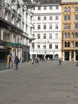 [P03] Un capat al Stefanplatz. Firma 'Salamender' apare si in primele poze cu intrare in str. Dorotheergasse.  » foto by aurache
 - 
<span class="allrVoted glyphicon glyphicon-heart hidden" id="av1066854"></span>
<a class="m-l-10 hidden" id="sv1066854" onclick="voting_Foto_DelVot(,1066854,449)" role="button">șterge vot <span class="glyphicon glyphicon-remove"></span></a>
<a id="v91066854" class=" c-red"  onclick="voting_Foto_SetVot(1066854)" role="button"><span class="glyphicon glyphicon-heart-empty"></span> <b>LIKE</b> = Votează poza</a> <img class="hidden"  id="f1066854W9" src="/imagini/loader.gif" border="0" /><span class="AjErrMes hidden" id="e1066854ErM"></span>