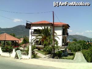 [P01] Pensiunea unde ne-am cazat in Skala Potamias: 3 minute si 45 sec. de mers pana la plaja Golden Beach » foto by dan16
 - 
<span class="allrVoted glyphicon glyphicon-heart hidden" id="av436611"></span>
<a class="m-l-10 hidden" id="sv436611" onclick="voting_Foto_DelVot(,436611,460)" role="button">șterge vot <span class="glyphicon glyphicon-remove"></span></a>
<a id="v9436611" class=" c-red"  onclick="voting_Foto_SetVot(436611)" role="button"><span class="glyphicon glyphicon-heart-empty"></span> <b>LIKE</b> = Votează poza</a> <img class="hidden"  id="f436611W9" src="/imagini/loader.gif" border="0" /><span class="AjErrMes hidden" id="e436611ErM"></span>