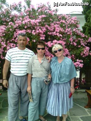[P08] vedere de familie... in curtea manastirii. Important! Accesul in manastire se face dupa o prealabila echipare obligatorie cu accesoriile vestimentare furnizate de cei de la manastire.  » foto by dan16
 - 
<span class="allrVoted glyphicon glyphicon-heart hidden" id="av436621"></span>
<a class="m-l-10 hidden" id="sv436621" onclick="voting_Foto_DelVot(,436621,460)" role="button">șterge vot <span class="glyphicon glyphicon-remove"></span></a>
<a id="v9436621" class=" c-red"  onclick="voting_Foto_SetVot(436621)" role="button"><span class="glyphicon glyphicon-heart-empty"></span> <b>LIKE</b> = Votează poza</a> <img class="hidden"  id="f436621W9" src="/imagini/loader.gif" border="0" /><span class="AjErrMes hidden" id="e436621ErM"></span>