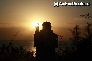 [P01] Apus de soare pe coasta dintre Pachis şi Skala Rachoniou. Troiţe ca aceasta pot fi întâlnite mai peste tot la greci... dar deja ştiaţi acest lucru :)  » foto by ariciu*
 - 
<span class="allrVoted glyphicon glyphicon-heart hidden" id="av426807"></span>
<a class="m-l-10 hidden" id="sv426807" onclick="voting_Foto_DelVot(,426807,460)" role="button">șterge vot <span class="glyphicon glyphicon-remove"></span></a>
<a id="v9426807" class=" c-red"  onclick="voting_Foto_SetVot(426807)" role="button"><span class="glyphicon glyphicon-heart-empty"></span> <b>LIKE</b> = Votează poza</a> <img class="hidden"  id="f426807W9" src="/imagini/loader.gif" border="0" /><span class="AjErrMes hidden" id="e426807ErM"></span>