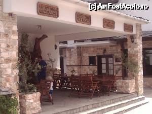[P03] Intrarea în fabrica de ulei de măsline Sotirelis din celebra Panagia » foto by ariciu*
 - 
<span class="allrVoted glyphicon glyphicon-heart hidden" id="av426809"></span>
<a class="m-l-10 hidden" id="sv426809" onclick="voting_Foto_DelVot(,426809,460)" role="button">șterge vot <span class="glyphicon glyphicon-remove"></span></a>
<a id="v9426809" class=" c-red"  onclick="voting_Foto_SetVot(426809)" role="button"><span class="glyphicon glyphicon-heart-empty"></span> <b>LIKE</b> = Votează poza</a> <img class="hidden"  id="f426809W9" src="/imagini/loader.gif" border="0" /><span class="AjErrMes hidden" id="e426809ErM"></span>