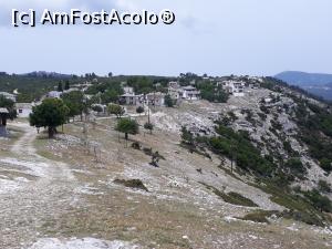[P35] Kastro, satul părăsit din vârful muntelui, dar nu prea părăsit. Sunt multe case de vacanță ale localnicilor care se întorc regulat aici. Aici o vedere de la cimitir, el un obiectiv.  » foto by Aurici
 - 
<span class="allrVoted glyphicon glyphicon-heart hidden" id="av879158"></span>
<a class="m-l-10 hidden" id="sv879158" onclick="voting_Foto_DelVot(,879158,460)" role="button">șterge vot <span class="glyphicon glyphicon-remove"></span></a>
<a id="v9879158" class=" c-red"  onclick="voting_Foto_SetVot(879158)" role="button"><span class="glyphicon glyphicon-heart-empty"></span> <b>LIKE</b> = Votează poza</a> <img class="hidden"  id="f879158W9" src="/imagini/loader.gif" border="0" /><span class="AjErrMes hidden" id="e879158ErM"></span>