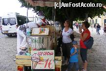 [P01] La intrarea in Schonbrunn... Era atat de pitoresc vanzatorul ambulant, ca nu-ti venea sa nu cumperi o inghetata. » foto by IUBONI
 - 
<span class="allrVoted glyphicon glyphicon-heart hidden" id="av92467"></span>
<a class="m-l-10 hidden" id="sv92467" onclick="voting_Foto_DelVot(,92467,461)" role="button">șterge vot <span class="glyphicon glyphicon-remove"></span></a>
<a id="v992467" class=" c-red"  onclick="voting_Foto_SetVot(92467)" role="button"><span class="glyphicon glyphicon-heart-empty"></span> <b>LIKE</b> = Votează poza</a> <img class="hidden"  id="f92467W9" src="/imagini/loader.gif" border="0" /><span class="AjErrMes hidden" id="e92467ErM"></span>