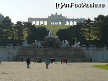 [P12] Vedere din curtea principala a Palatului Schonbrunnş in departare se vede Gloriette, locul in care feţele imperiale se odihneau in urma plimbarilor prin parc » foto by decebal12345
 - 
<span class="allrVoted glyphicon glyphicon-heart hidden" id="av40031"></span>
<a class="m-l-10 hidden" id="sv40031" onclick="voting_Foto_DelVot(,40031,461)" role="button">șterge vot <span class="glyphicon glyphicon-remove"></span></a>
<a id="v940031" class=" c-red"  onclick="voting_Foto_SetVot(40031)" role="button"><span class="glyphicon glyphicon-heart-empty"></span> <b>LIKE</b> = Votează poza</a> <img class="hidden"  id="f40031W9" src="/imagini/loader.gif" border="0" /><span class="AjErrMes hidden" id="e40031ErM"></span>