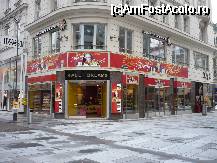 [P04] Viena - unul din magazinele de suveniruri din centrul Vienei, un paradis al dulciurilor :)) » foto by danoradea
 - 
<span class="allrVoted glyphicon glyphicon-heart hidden" id="av44965"></span>
<a class="m-l-10 hidden" id="sv44965" onclick="voting_Foto_DelVot(,44965,461)" role="button">șterge vot <span class="glyphicon glyphicon-remove"></span></a>
<a id="v944965" class=" c-red"  onclick="voting_Foto_SetVot(44965)" role="button"><span class="glyphicon glyphicon-heart-empty"></span> <b>LIKE</b> = Votează poza</a> <img class="hidden"  id="f44965W9" src="/imagini/loader.gif" border="0" /><span class="AjErrMes hidden" id="e44965ErM"></span>